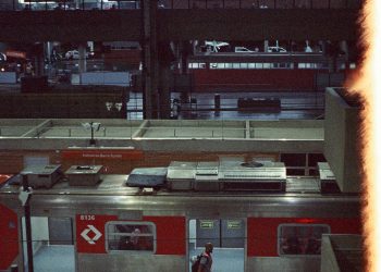 Entre Plataformas e Silêncios