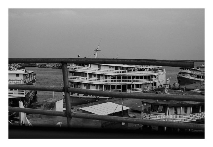 Entre partidas e esperas.
O porto é feito de promessas: quem chega traz histórias, quem parte deixa ausências.