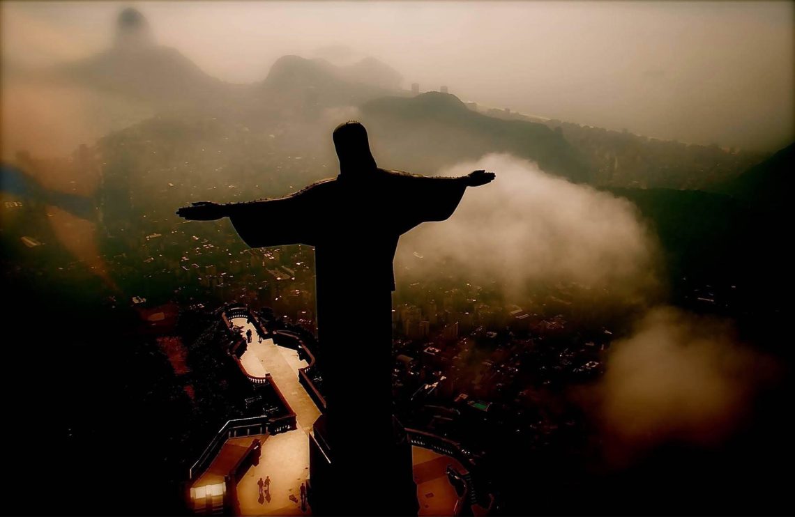 “Abre as asas sobre nós”