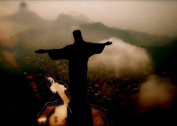 “abre as asas sobre nós”