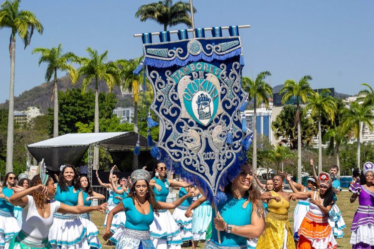 Somos Tambores de Olokun
O estandarte do bloco conduzido por seus membros pauta a movimentação dos participantes