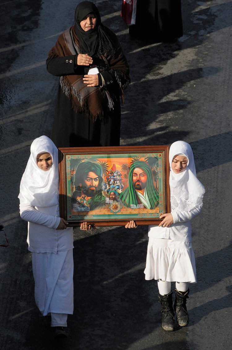 CONVOY HEAD / Convoy pioneers going to the ceremony area. In the hands of the two girls in the front, Hz. Ali poster.