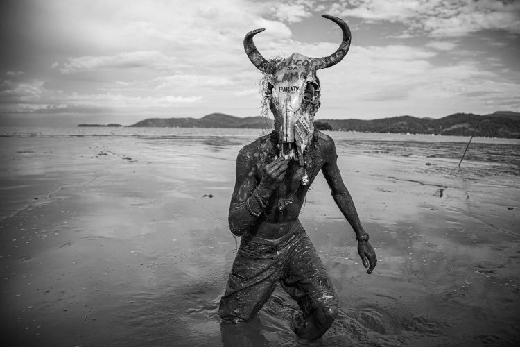 O Bloco da Lama, com 40 anos de idade, é algo único e extraordinário que acontece em Paraty, RJ. No sábado de carnaval, seus componentes banham-se na lama da Praia do Jabaquara e saem pela cidade para brincar o carnaval.