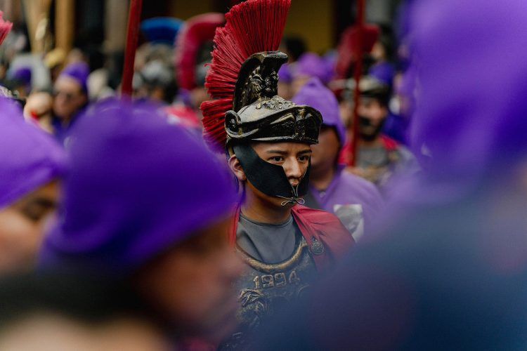 Indígena vestido de soldado romano durante a procissão do Domingo de Ramos. La Antígua, Guatemala.
