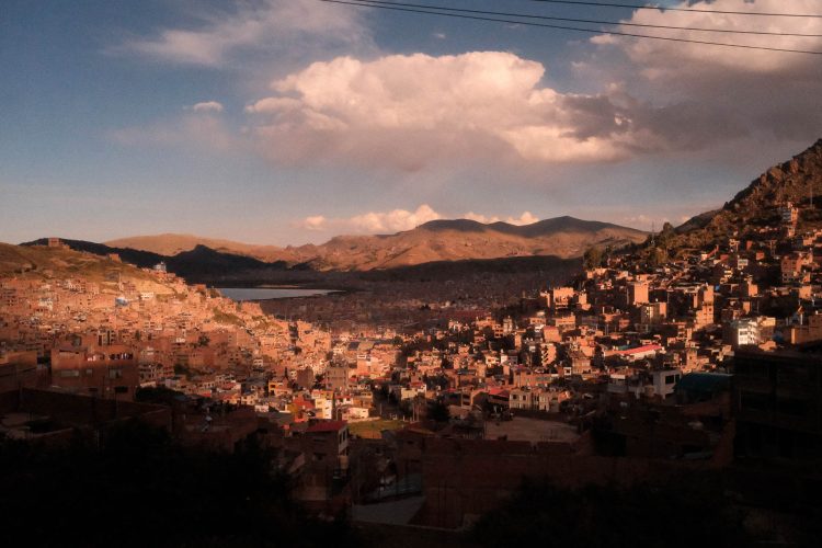 Vista da cidade de Puno com pedaço do Lago Titicaca.