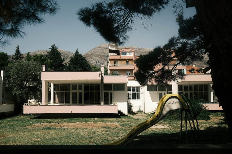 Fachada de escola na cidade de Trebinje, Bósnia e Herzegovina.