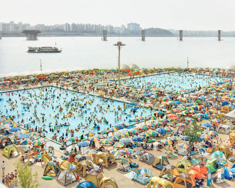 Mangwon Swimming Pool is one of eight swimming pools in Seoul's Hangang Park. The bustling crowds may seem like a testament to Seoul's high population density, but when you visit, there's a particular order to the crowd. Cruise ships sail past the pool, and the World Cup Bridge is still under construction, signaling the city's dynamic transformation.