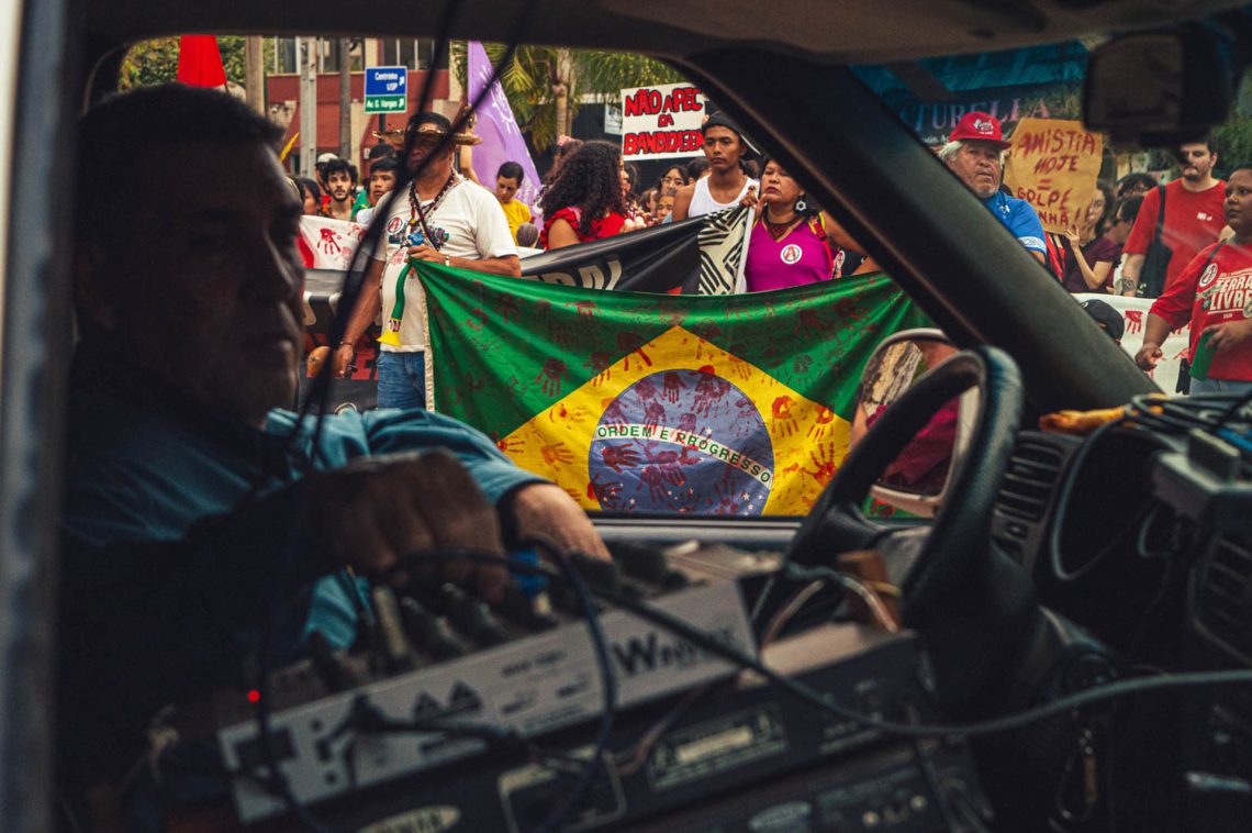 Caminhando e cantando