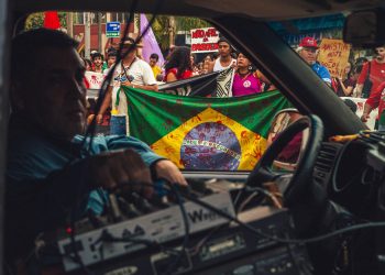 Caminhando e cantando