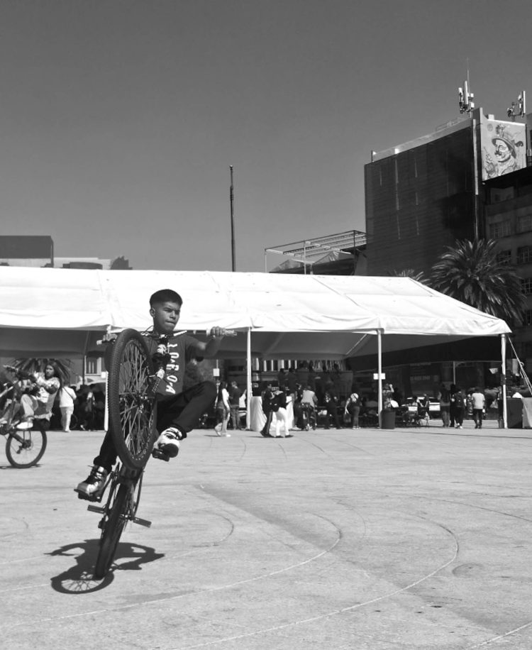 Andando en bicicleta.
Un grupo de chicos realiza acrobacias con la bicicleta en el monumento a la Revolución todos practicando paracompetir y además divertirse.