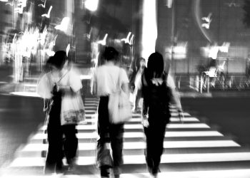 Contrastes Urbanos: Entre Fluxo e Solidão