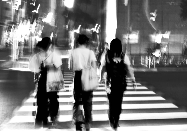 Movimento
Jovens atravessam uma avenida durante o horário de rush em uma cidade japonesa. Entre pressa, conversas e escolhas estéticas na forma de vestir, a cena revela aspectos da cultura urbana contemporânea e do fluxo coletivo que caracteriza a vida nas grandes cidades.