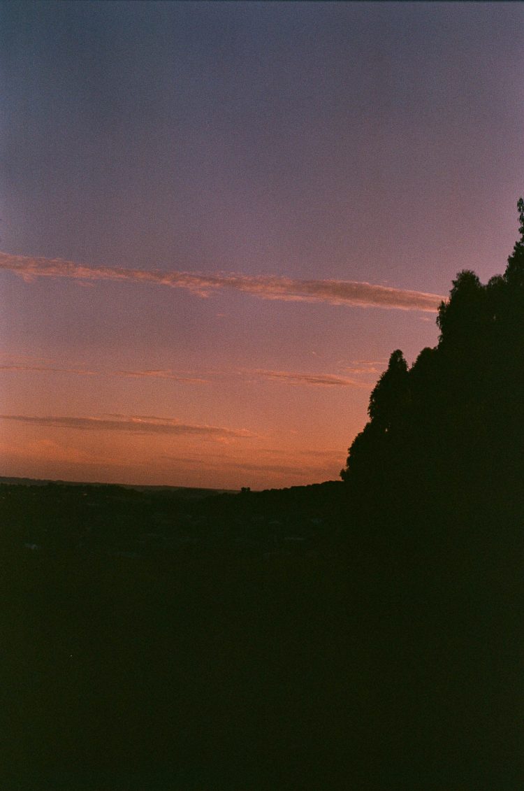 Véspera.
O tempo antes. A escuridão que se aproxima ainda não tem nome.