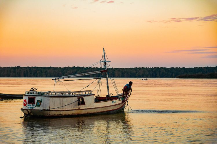Infância Quilombola #10
Ao amanhecer, uma criança nada até um barquinho ancorado