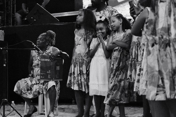 Parceria
Desde cedo, as crianças aprendem os movimentos e versos do samba.