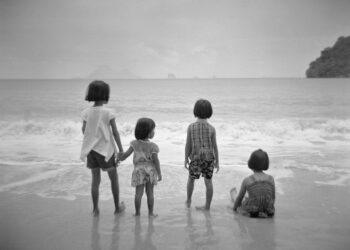 Time and tide pass unacquainted