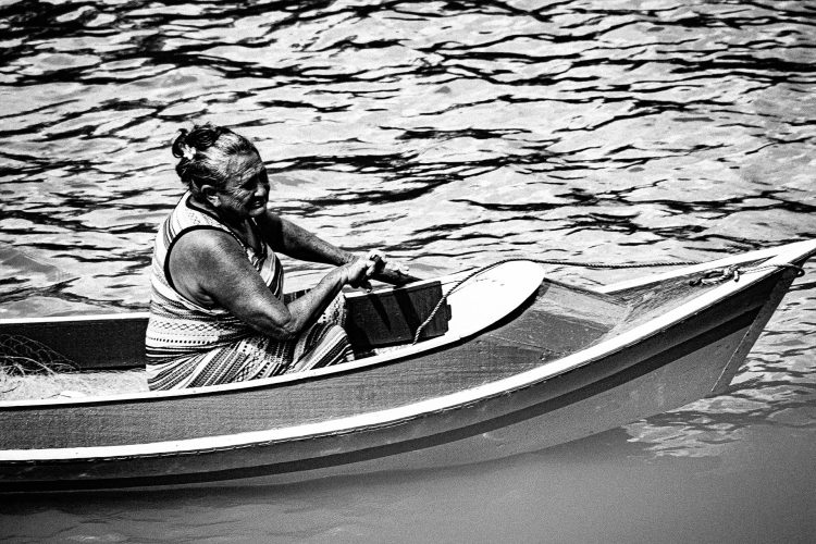 A analogia se constrói nesse encontro: as senhoras e o rio compartilham um mesmo destino, ambos sustentam vidas