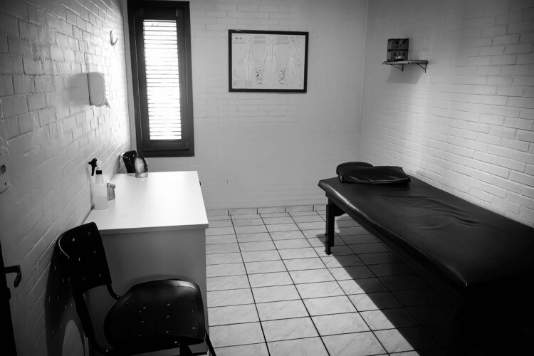 O Templo do Cuidado.
Plano aberto do consultório, estabelecendo o ambiente de silêncio e a luz que acolhe o processo terapêutico.